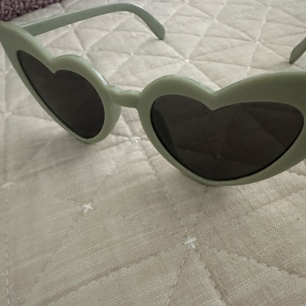 Plastic Heart Sunglasses. Great condition! 🕶️ - Picture 3 of 4
